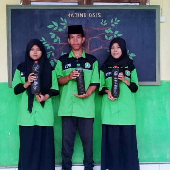 SISWA SMK NU 03 BONDOWOSO MENYULAP URINE KAMBING MENJADI PUP