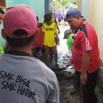 SMK NU 03 BONDOWOSO LAKSANAKAN BAKTI SOSIAL PADA KORBAN BANJ