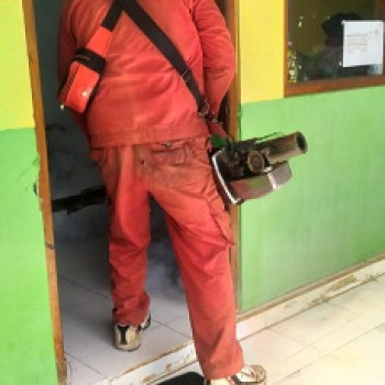 Cegah DBD, Tim UPT Puskesmas Sukosari lakukan Fogging di SMK